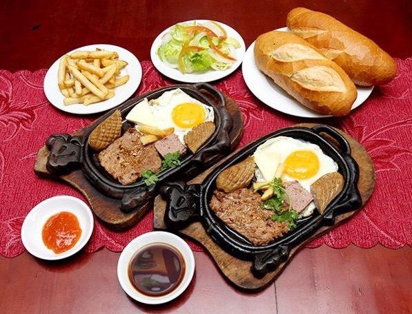 chảo gang bò né tại một nhà hàng