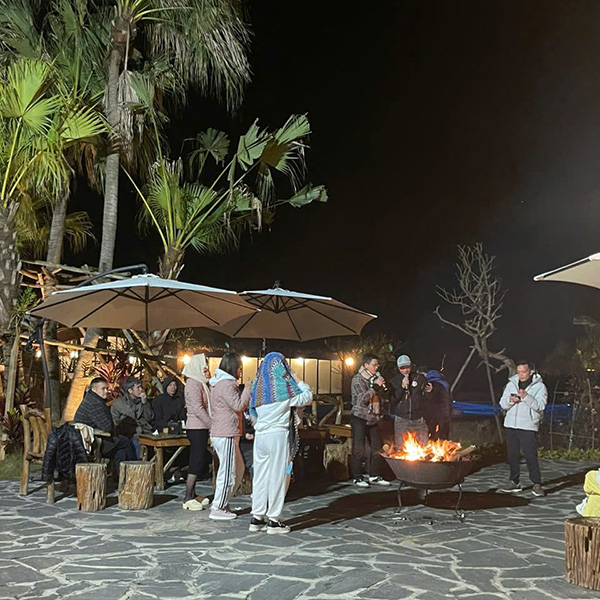 thumbnail quây quần quanh chảo đốt củi