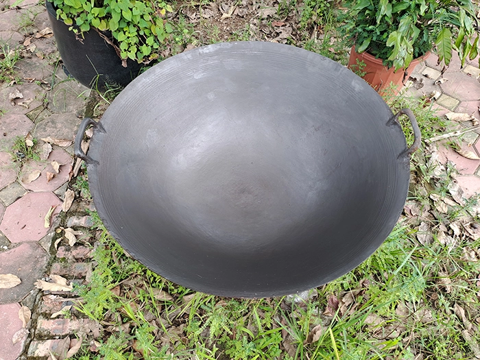 Bên trong chảo đốt lửa trại