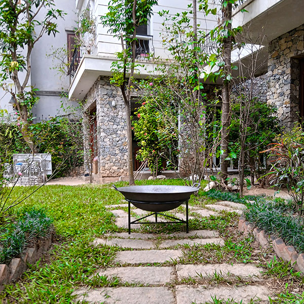 chảo gang đốt lửa trại tại sân vườn