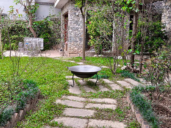 Chảo gang và chân đế chắc chắn