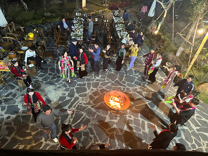 Không khí rộn ràng đốt lửa trại tại homestay