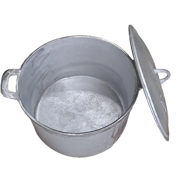 bên trong nồi gang trắng bóng