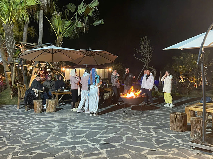 Quây quần bên chảo đốt củi lửa tại homestay